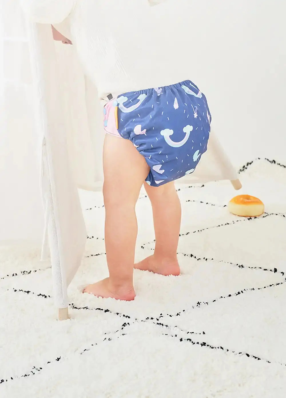 Enfant debout sur tapis avec couche culotte bleu Babybibobu