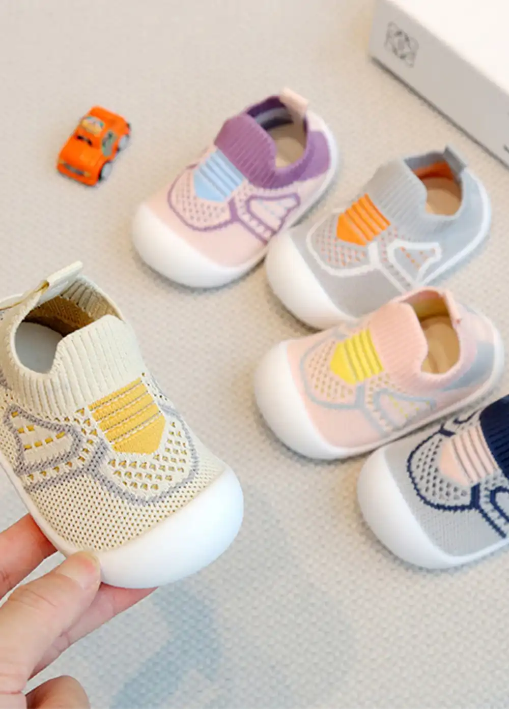 Plusieurs coloris de chaussures anti-dérapantes pour enfant