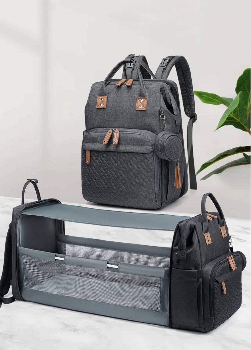 Un sac gris fermé et un sac gris ouvert, transformé en table à langer