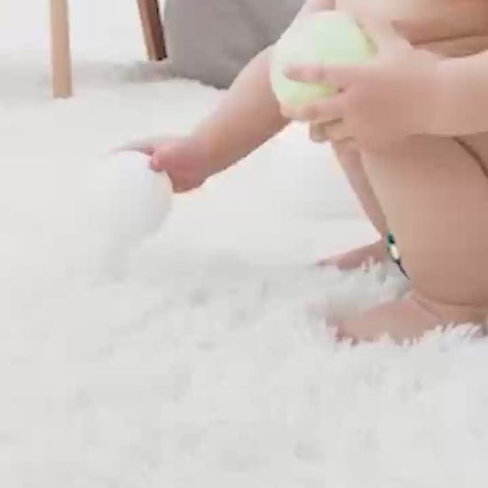 Bébé qui marche dans la maison avec une couche réutilisable vert orange