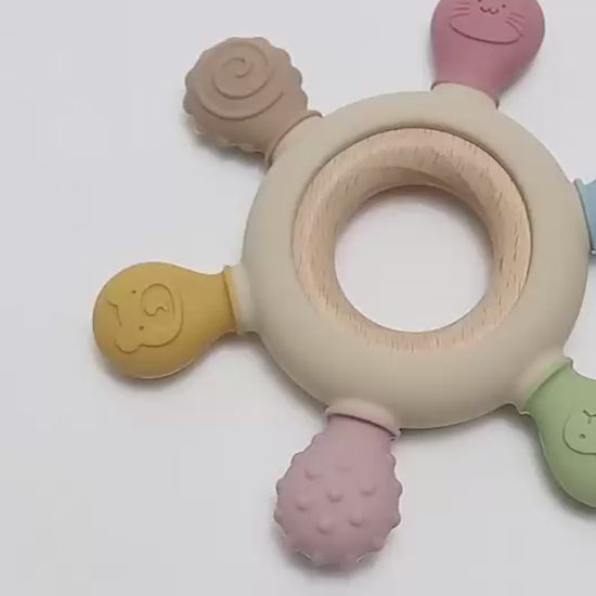 Vidéo d'une présentation d'un anneau de dentition en bois et silicone